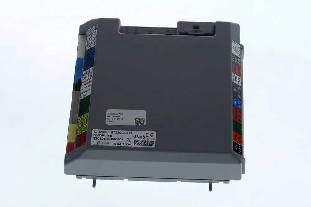 Steuereinheit von Bosch mit verschiedenen farbigen Anschlüssen und Beschriftungen. Sichtbare Etiketten und QR-Codes auf der Oberfläche.